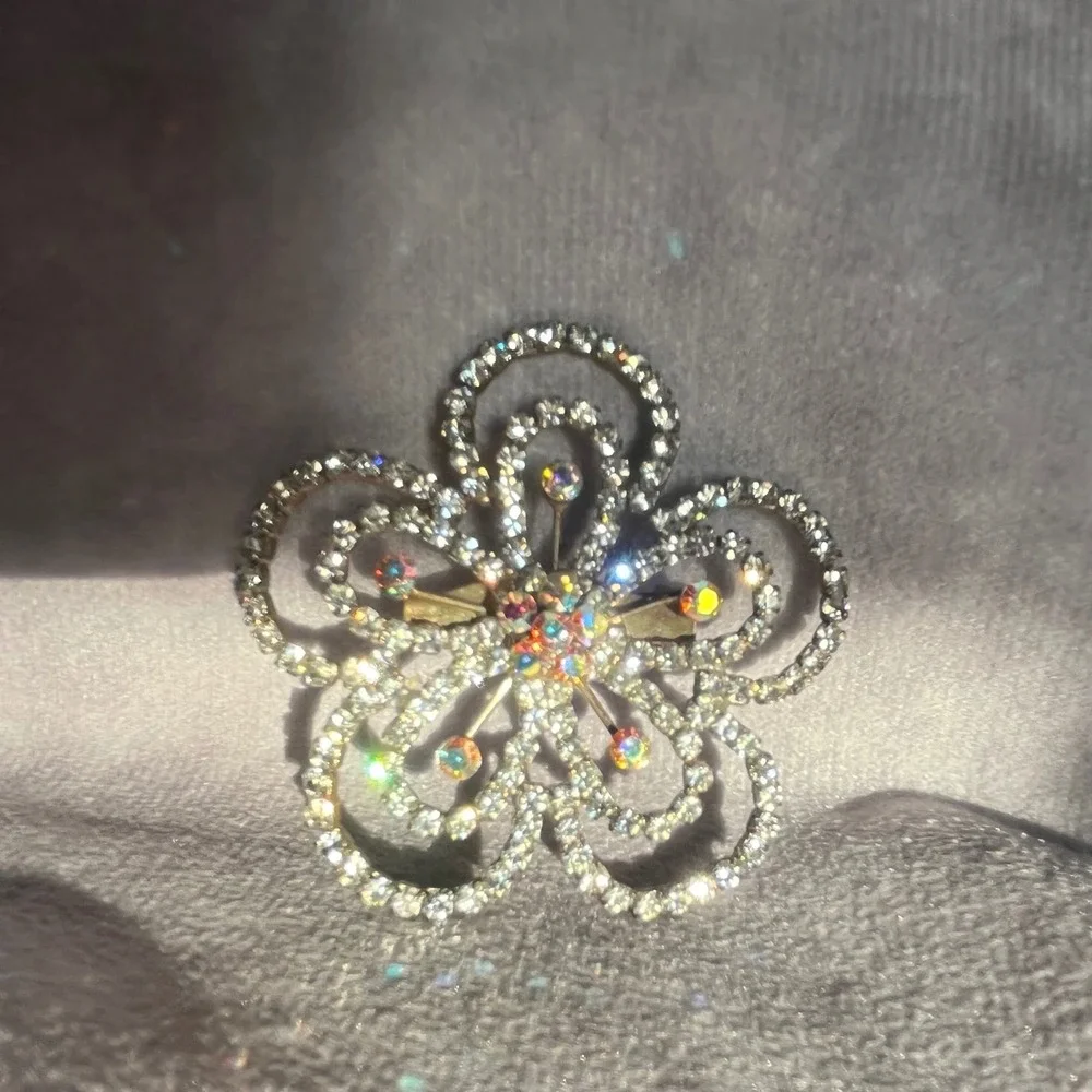 Vtg 60s‎ 70s Aurora Borealis Clear Rhinestone Flower Brooch Pin Silver Jewelry